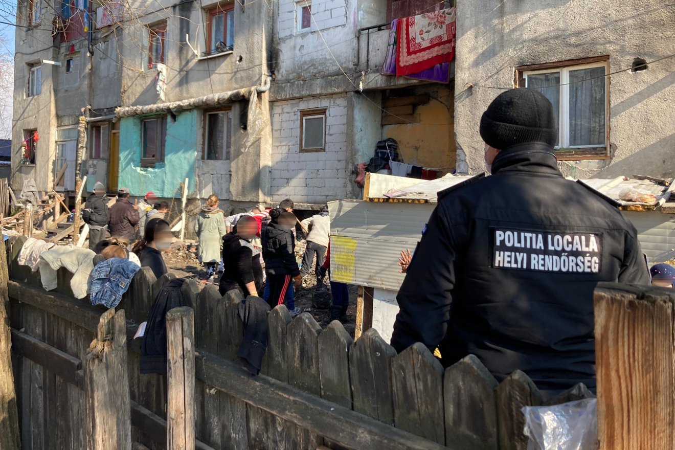 Fertőző gócpont alakult ki a Budvár-lakónegyedben, a helyi rendőrség irányításával takarítási akciót szerveztek •  Fotó: Székelyudvarhelyi Helyi Rendőrség