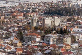 Elfogadták az előírt kiigazítást, emelkednek az adók Székelyudvarhelyen