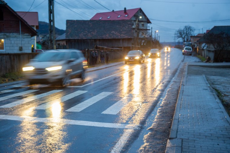 Ezentúl megfelelő világítással kell ellátni a jelzőlámpa nélküli gyalogátkelőket
