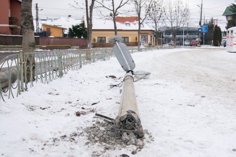 Kidőlt egy villanyoszlop Székelyudvarhelyen