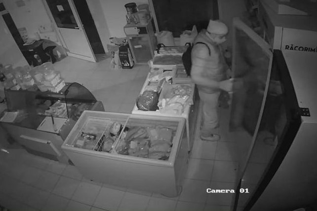 Élelmiszert, cigarettát és pénzt tulajdonított el, keresik a betörőt