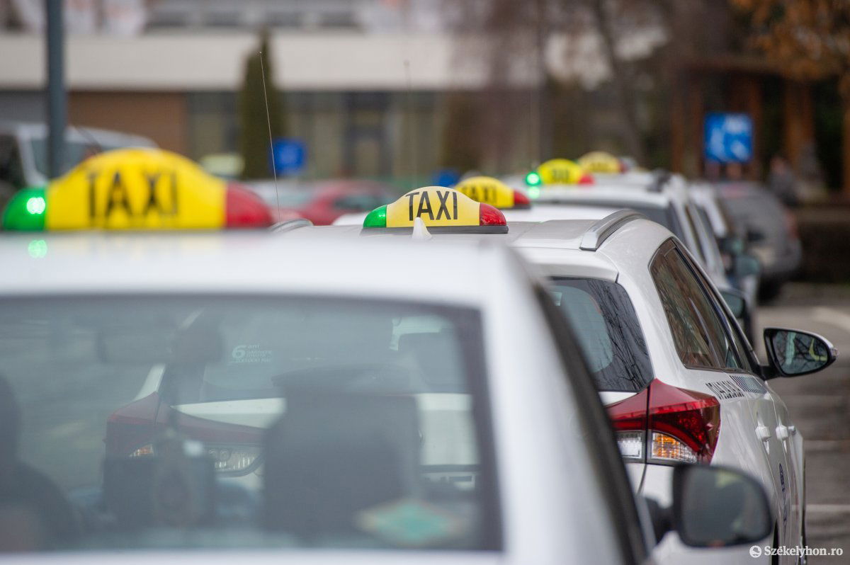 A „szomszédoknál” is fehérek a taxik •  Fotó: Beliczay László