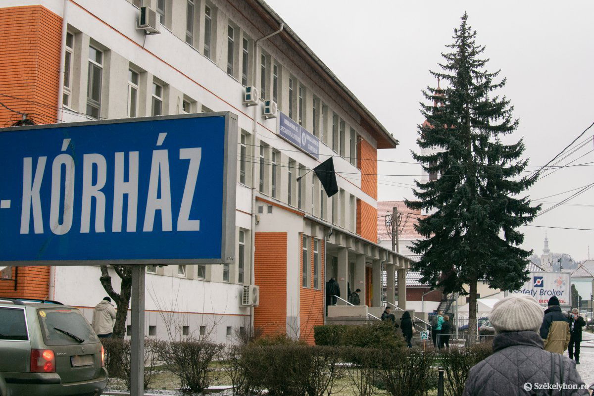 Lukács Antalra emlékezik az intézmény a kitűzött fekete zászlóval •  Fotó: László Ildikó