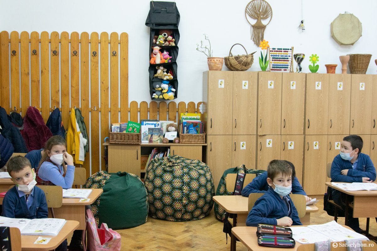 Az olvasás, mesélés meghitt zuga: olvasósarok a Tamási Áron Gimnázium előkészítő osztályában •  Fotó: László Ildikó