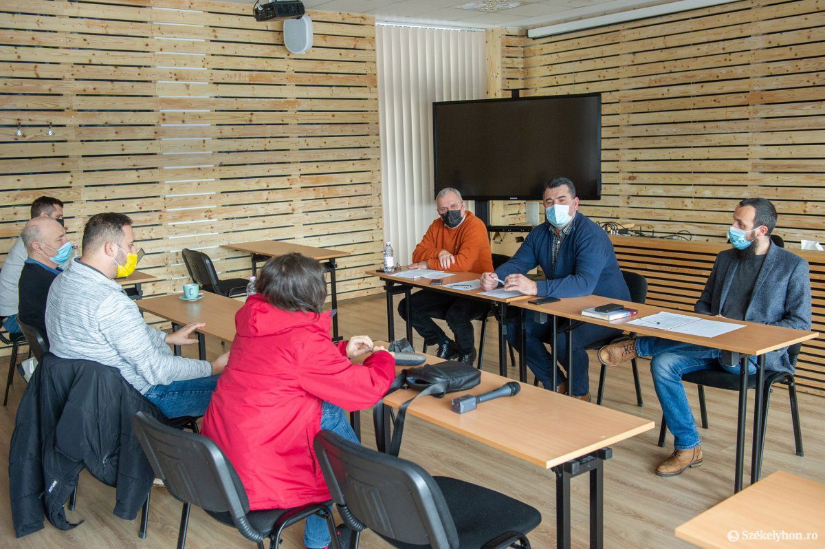 Tizennyolc választmányitag- és négy elnökjelölt versenyez a tisztségekért – ismertették a hétfői sajtótájékoztatón •  Fotó: Beliczay László