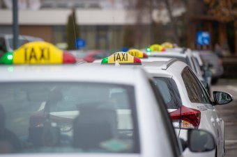 Fehérre cserélhetik „hőmágnes” autóikat a sepsiszentgyörgyi taxisok