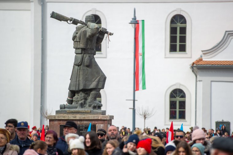 Fáklyás felvonulás, ünnepi beszédek, huszárok Udvarhelyszéken