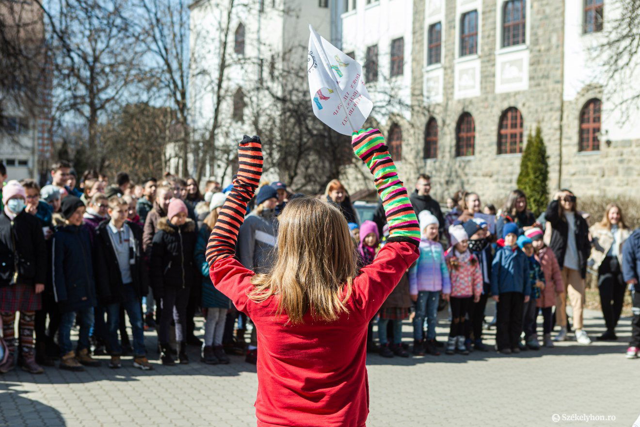 Énekkel, tánccal köszöntötték a Pro Down Alapítvány tagjait a kisdiákok •  Fotó: Erdély Bálint Előd
