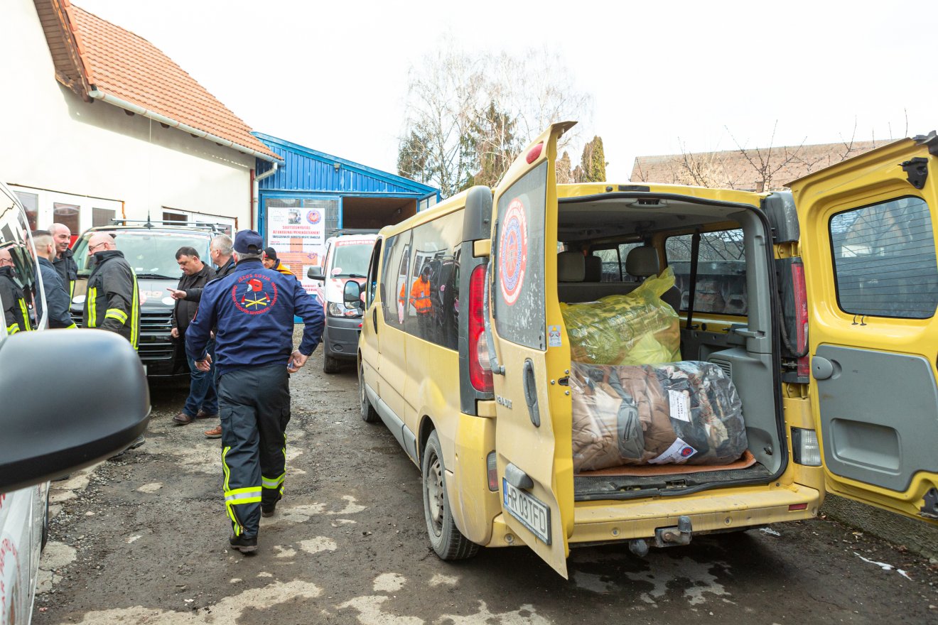 Hat kisbusz szállítja az ukrán–román határhoz a Székelyudvarhelyen összegyűlt adományokat •  Fotó: Erdély Bálint Előd