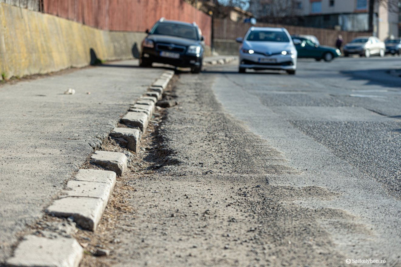Ezen az útszakaszon kezdik a javítási munkálatokat, a tervek szerint már jövő héten •  Fotó: Erdély Bálint Előd
