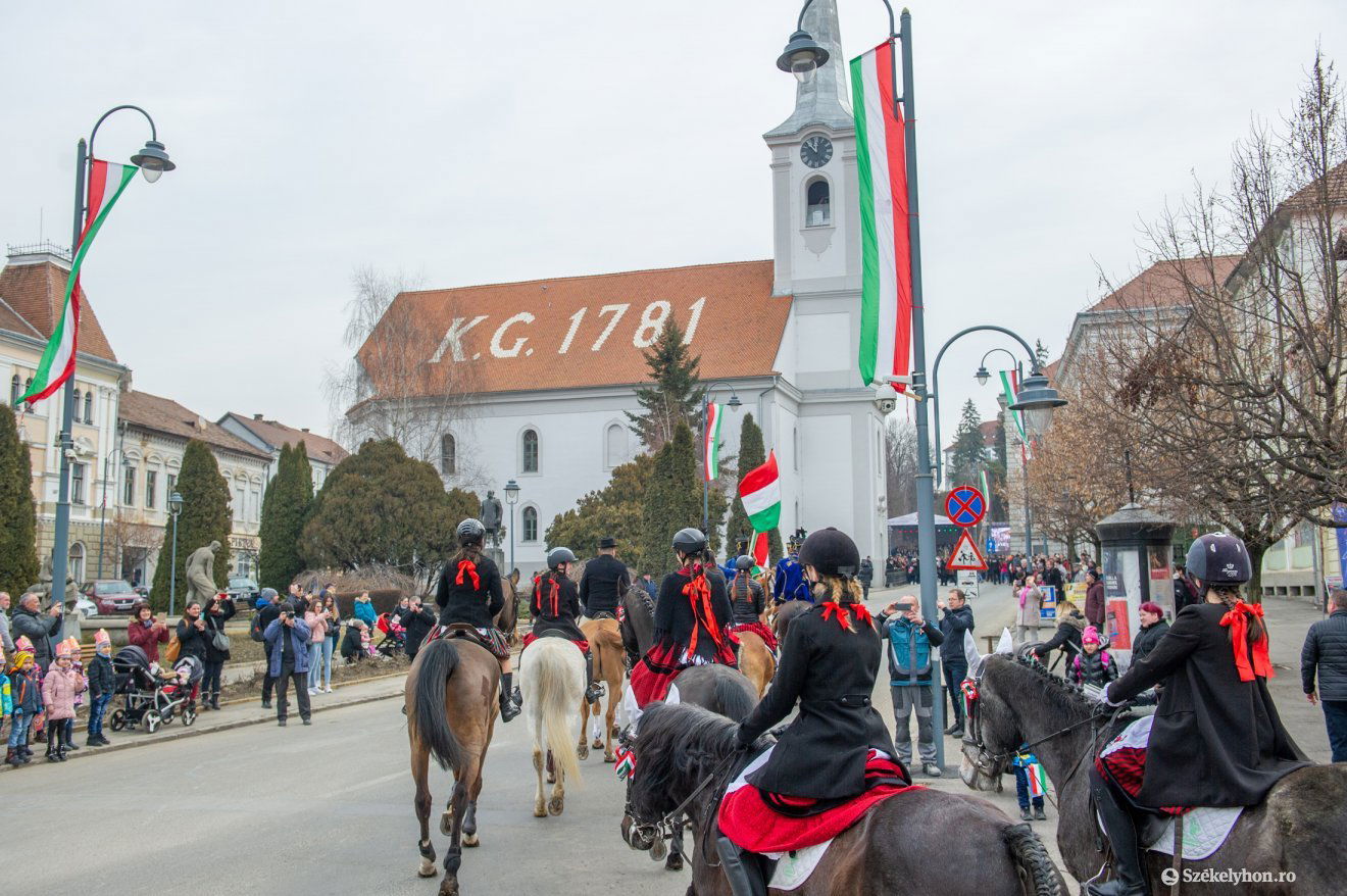 Magyar nemzeti színekben Székelyudvarhely március 15-én. Megvan az ára •  Fotó: Beliczay László