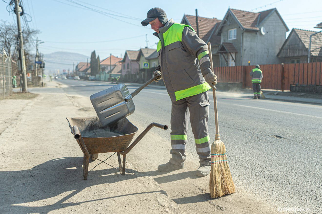 Székelyudvarhelyen már a múlt hét óta zajlik a tavaszi nagytakarítás •  Fotó: Erdély Bálint Előd