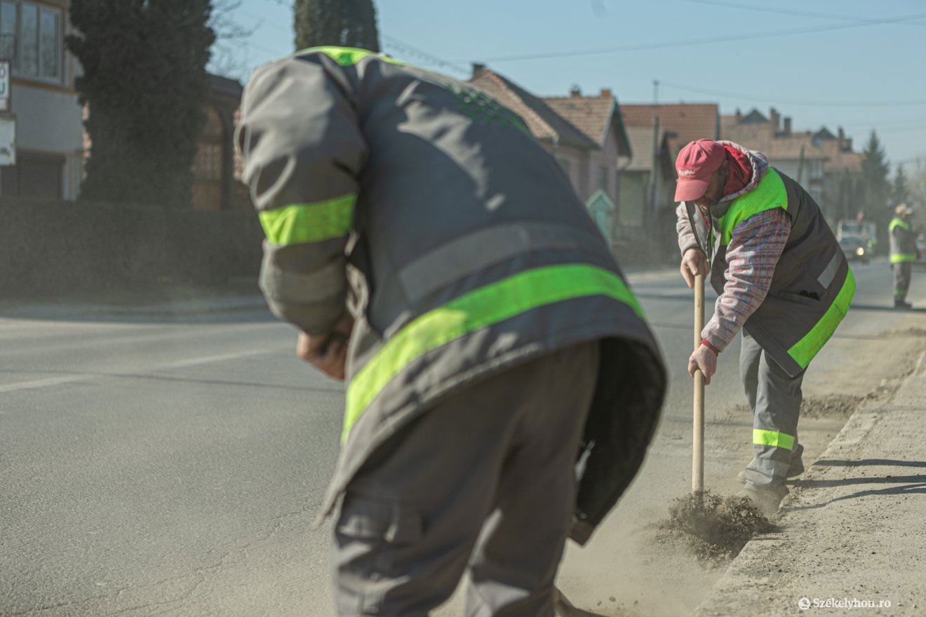 Hasznos munkát végeznek a közmunkát teljesítők, hogy a város rendezett legyen. Képünk illusztráció •  Fotó: Erdély Bálint Előd