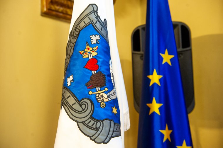 A karddal átszúrt medvefejet kifogásolják Székelyudvarhely címerén