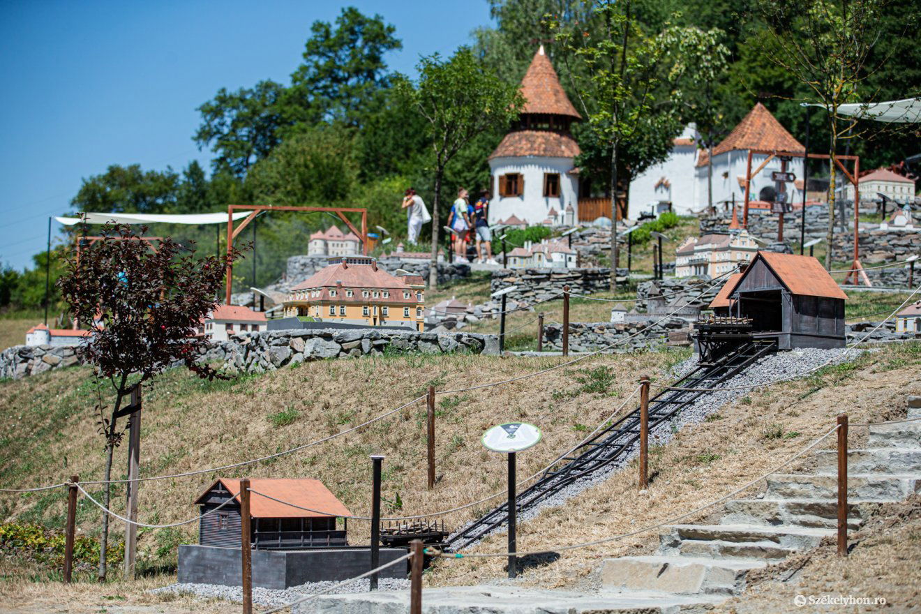 Sokatat érdekel, hogy mi lesz a sorsa az immár országszerte híres és ismert Mini-Erdély Parknak •  Fotó: Erdély Bálint Előd