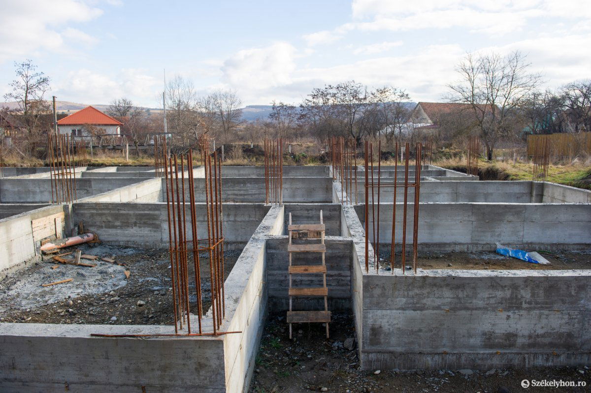 Az alapozás megtörtént, idén meg kell épüljön a négy tantermes óvoda •  Fotó: Beliczay László
