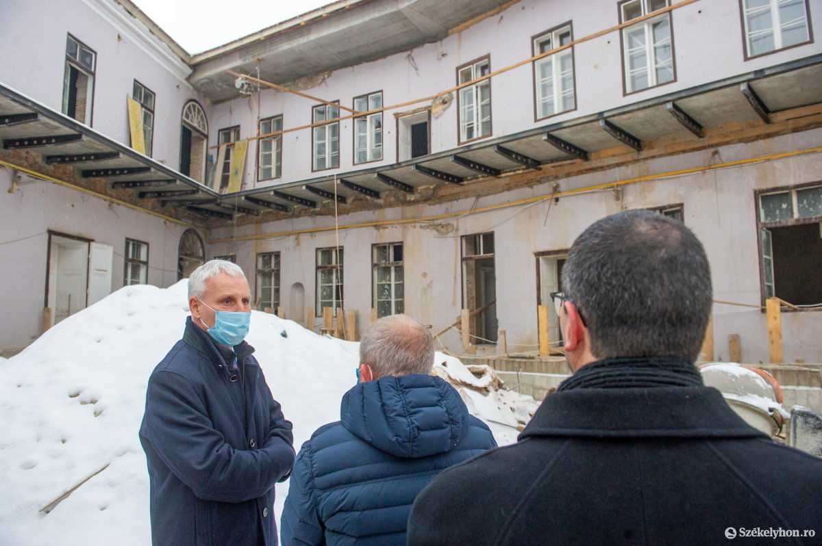 Két épület is megújulhat, ha jól gazdálkodnak a támogatással •  Fotó: Beliczay László