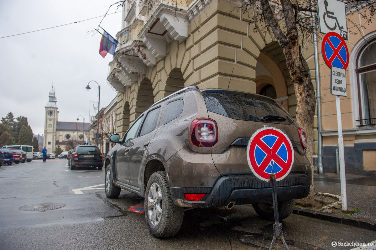 Az épület csatornája, ugyanakkor a hivatal egyik autója is megrongálódott a dulakodásban •  Fotó: Beliczay László