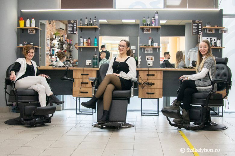 A női borbélyok szerint állni kell a sarat a férfiak piszkálódásaival szemben •  Fotó: László Ildikó