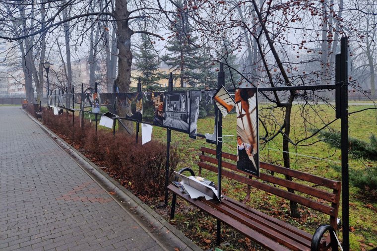 Törtek-zúztak a szabadtéri tárlaton, egy alkotás sem maradt épen