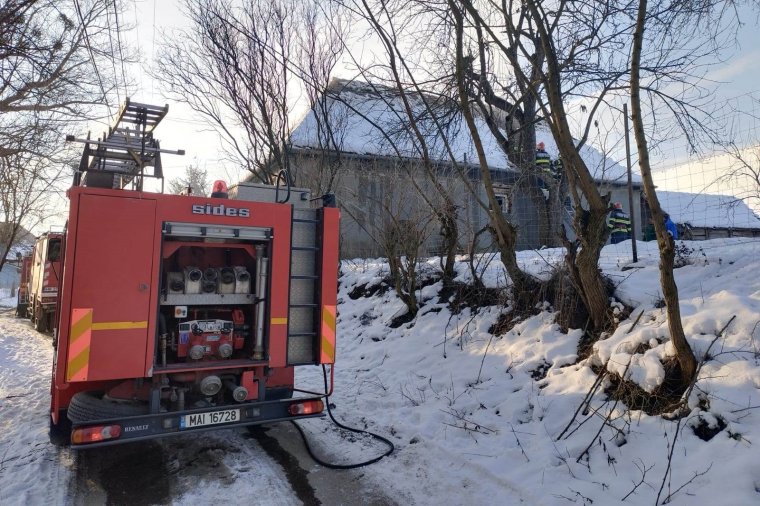 Kigyulladt egy ház tetőzete Csekefalván