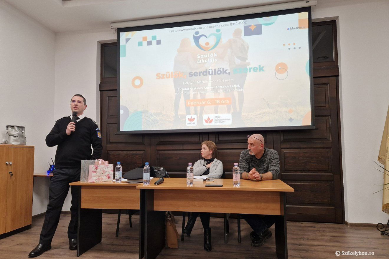 Katona Lóránt, Asztalos Ágnes és Asztalos Lehel. Serdülőkori veszélyekre hívták fel a figyelmet •  Fotó: Fülöp-Székely Botond