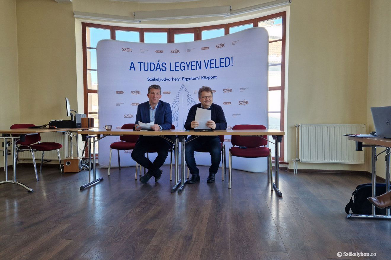 Ilyés Ferenc és Szász Jenő. Huszonöt éves intézményt ünnepelnek •  Fotó: Fülöp-Székely Botond