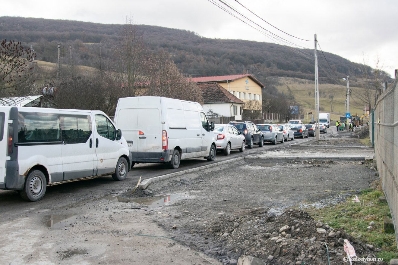 Hónapokig folynak még a munkálatok, aki siet, az Farcád irányába kerülheti el az útszakaszt •  Fotó: László Ildikó