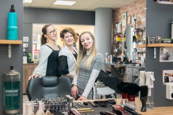 Átalakulóban a borbély szakma: borotvát ragadó nők a hagyományos „férfibarlangban”