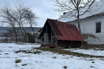 A lerobbant mentőautóból egy faházba költözhetett a hajléktalan bögözi nő