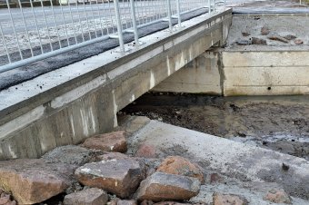 Elkészült a híd, megépült a támfal Lövétén