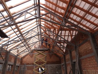 Nemrég tették le az alapkövet, de már a sportterem befödésénél tartanak