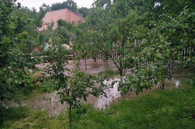 A főúton és kertekben hömpölygött a víz