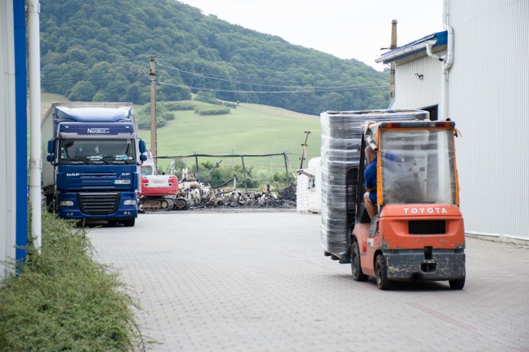 Takarítják a tűz után maradt romokat, zajlik a termelés a székelyudvarhelyi vállalatnál