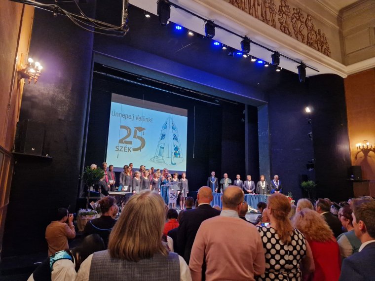 Diplomaosztó a 25 éves SZÉK-en: hitre és tudásra volt szükségük a megmaradáshoz