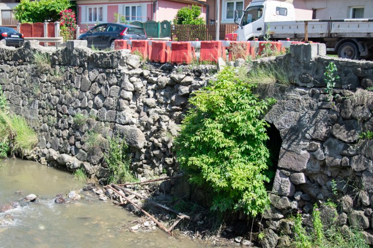 Omladozott az országút melletti patak partja, új támfalat építenek