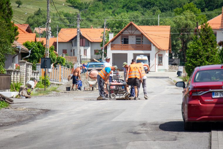A kopóréteg aszfaltot is leterítik a korondi utcákban