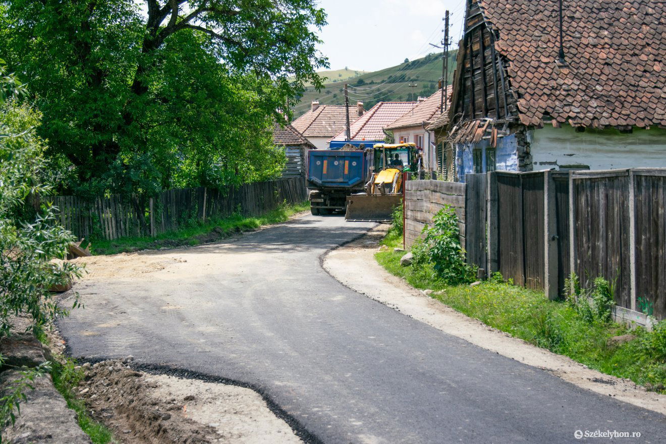 Aszfalton közlekedhetnek a Pálos utcában •  Fotó: László Ildikó