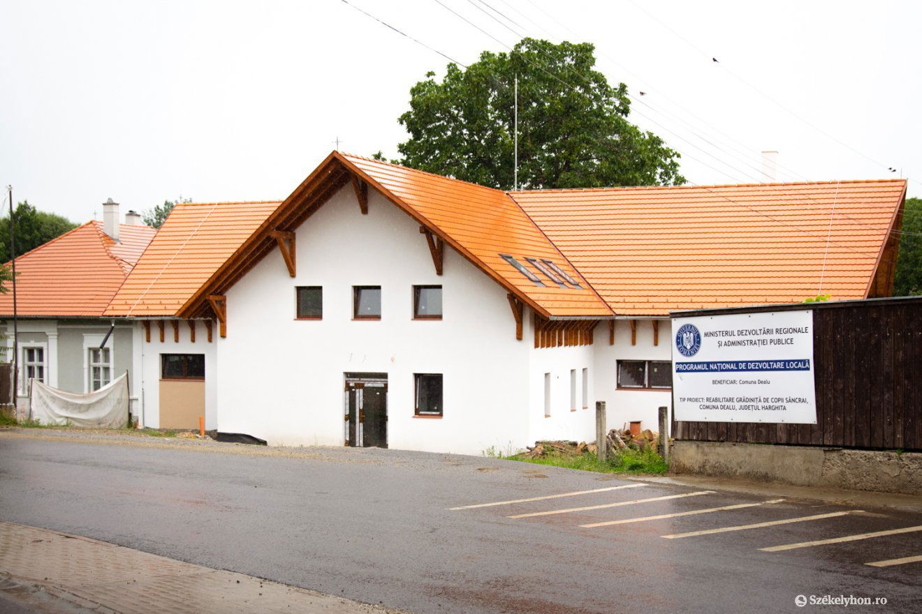Belső munkálatok zajlanak. Jó eséllyel már télen elkészül az új sportterem Székelyszentkirályon •  Fotó: László Ildikó