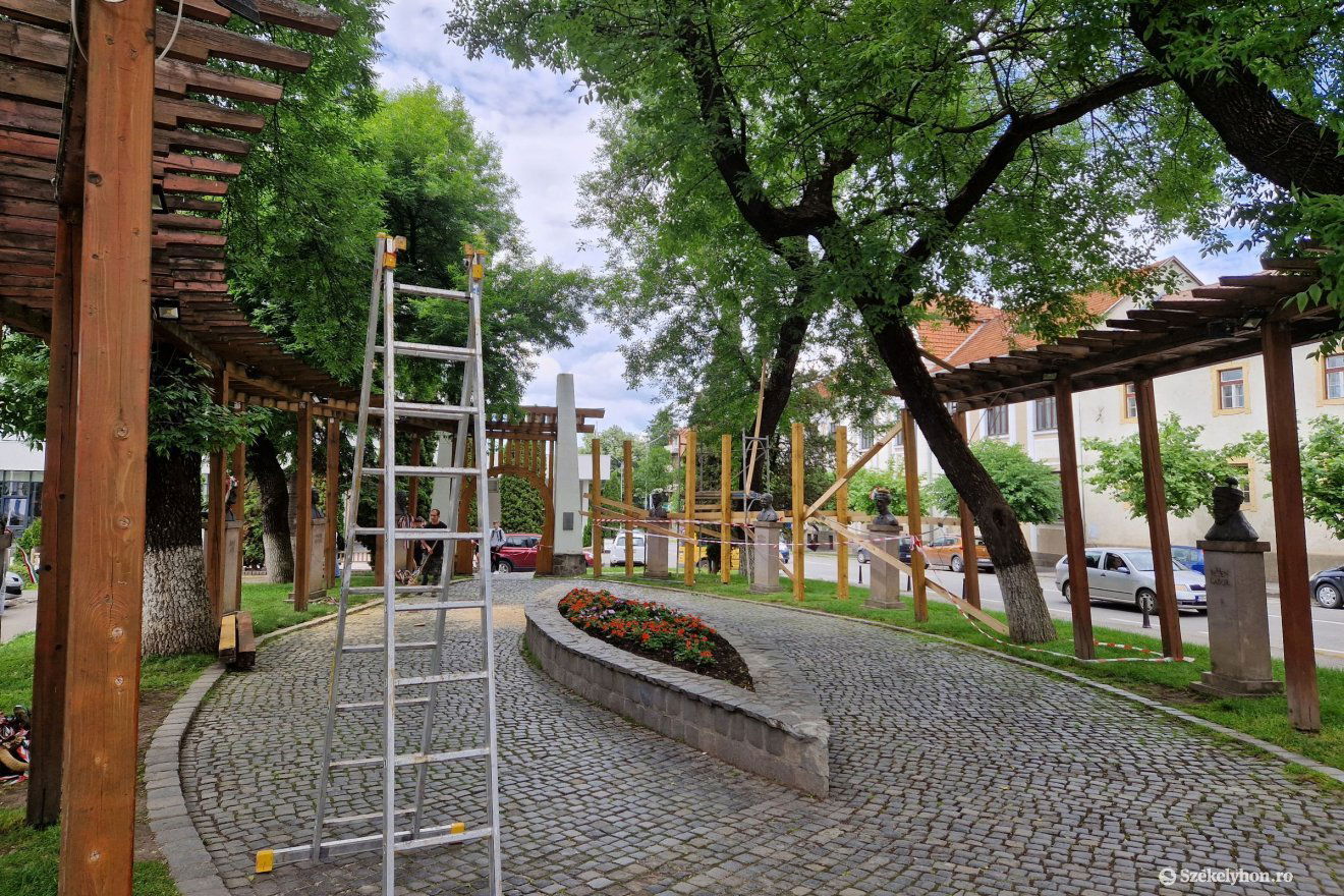 Szakaszosan zajlanak a munkálatok a turistavonzó szoborparkban •  Fotó: Székelyhon