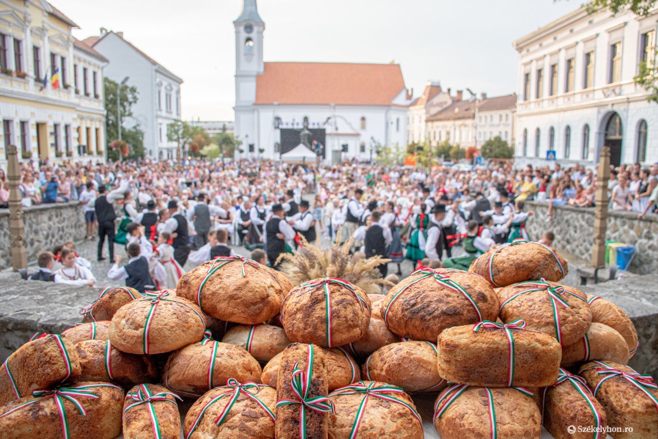 Augusztus 20-án, a Szent István-napi ünnepségen megáldották az új búzából készült kenyereket Székelyudvarhely központjában •  Fotó: László Ildikó