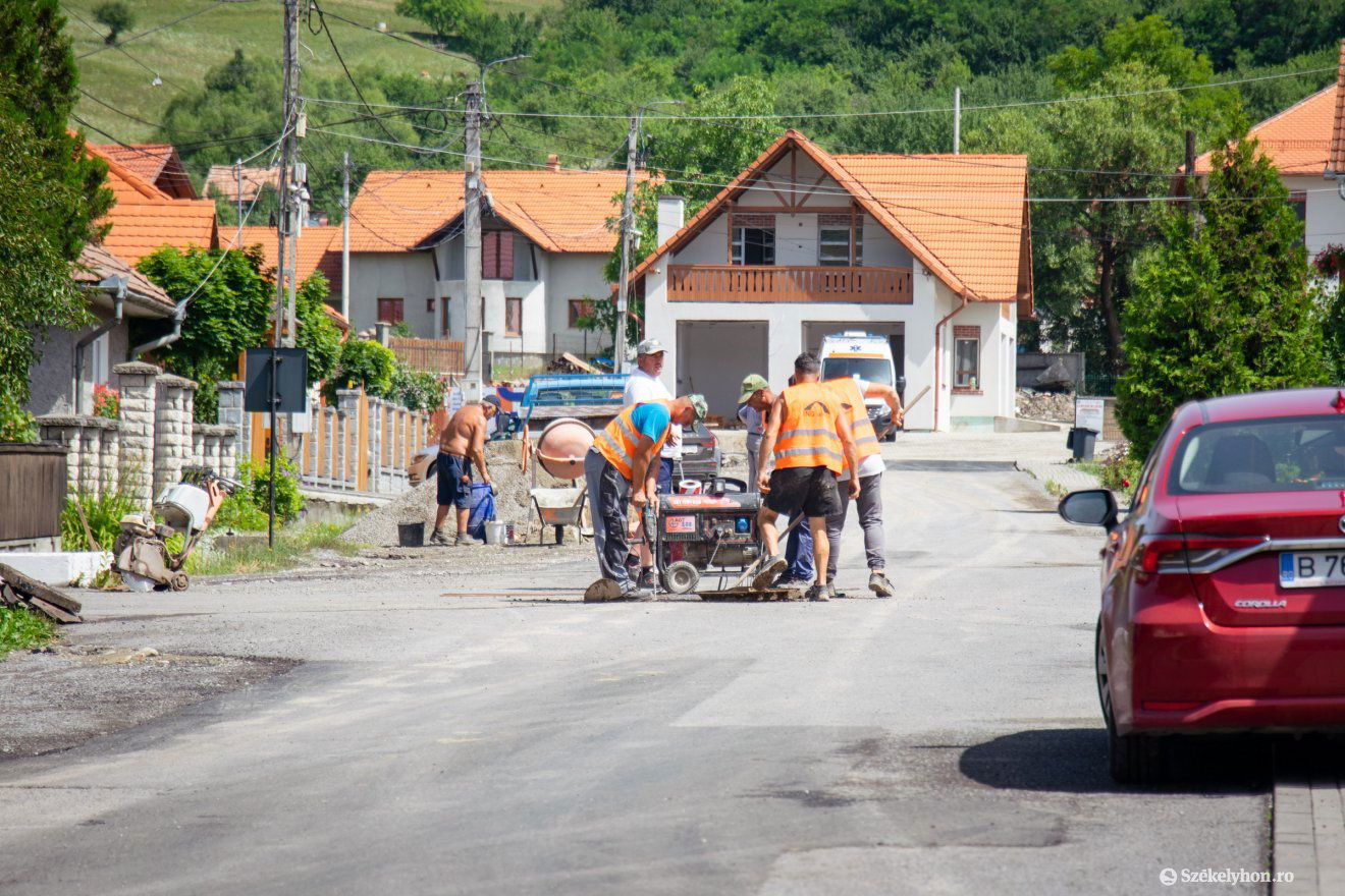 Zajlanak az előkészületek a kopóréteg aszfalt leterítése érdekében •  Fotó: László Ildikó