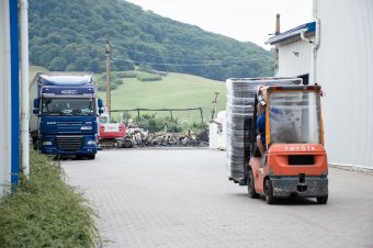 Takarítják a tűz után maradt romokat, zajlik a termelés a székelyudvarhelyi vállalatnál