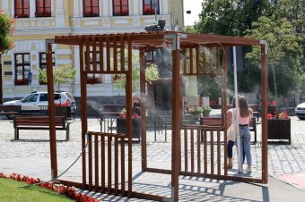 Hűvös vízpermet nyújt enyhülést a székelyudvarhelyieknek a kánikulában