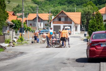 A kopóréteg aszfaltot is leterítik a korondi utcákban