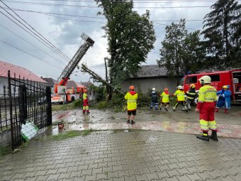 Fákat döntött ki a vihar Székelykeresztúron, Szentegyházán ágakat tört le a szél