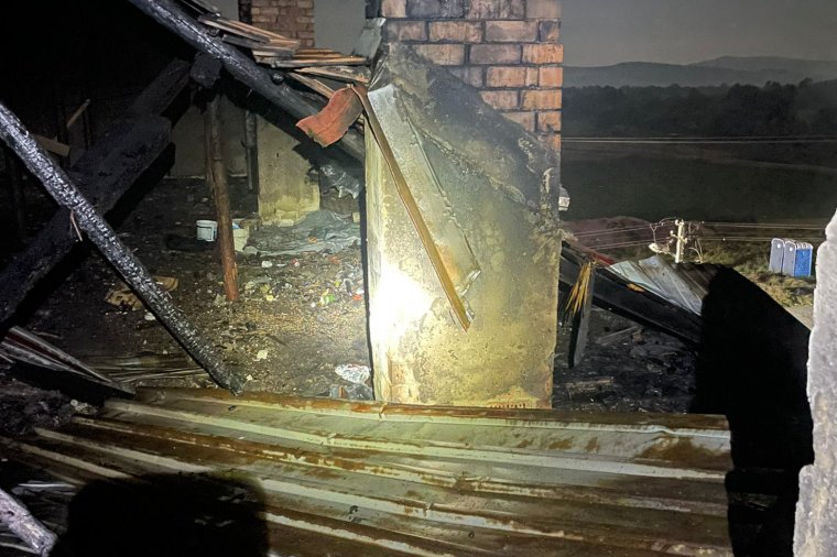 Lángra kapott egy tömbház tetőzete a székelyudvarhelyi Budvár utcában
