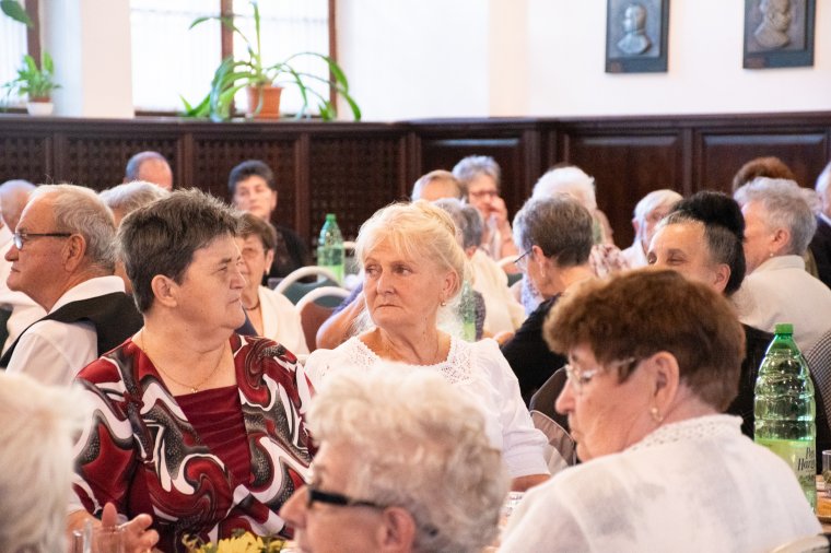 Száz szépkorút köszöntöttek Székelyudvarhelyen