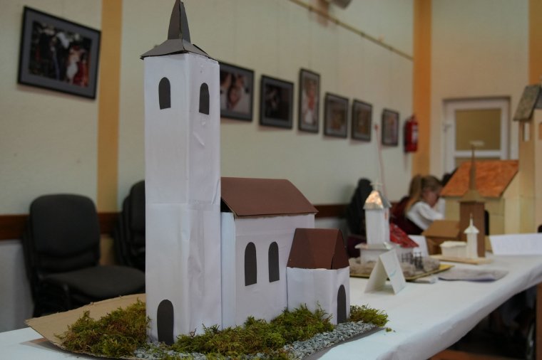 Templom fából, agyagból, kartonpapírból és kekszből