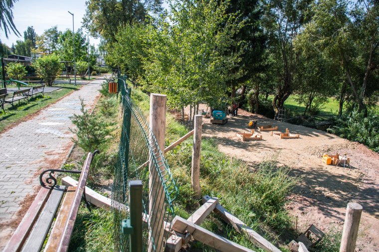 Leromlott épületek helyett biztonságos játszótér lesz Szentegyháza központjában